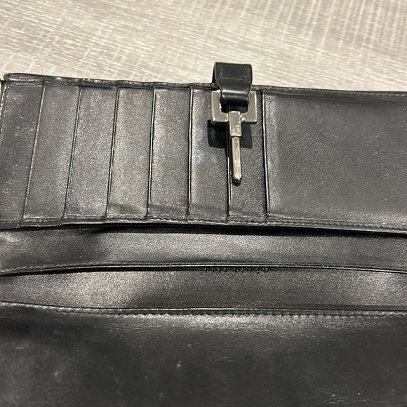 Authentic vintage Gucci wallet. Black with GG logo. Fair condition. Worn a littl - Picture 7 of 8